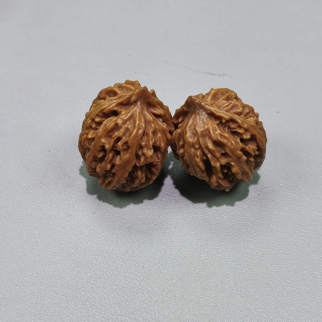 M1 小秋子文玩核桃一对(底色 桩型 尺寸多样性发其一)