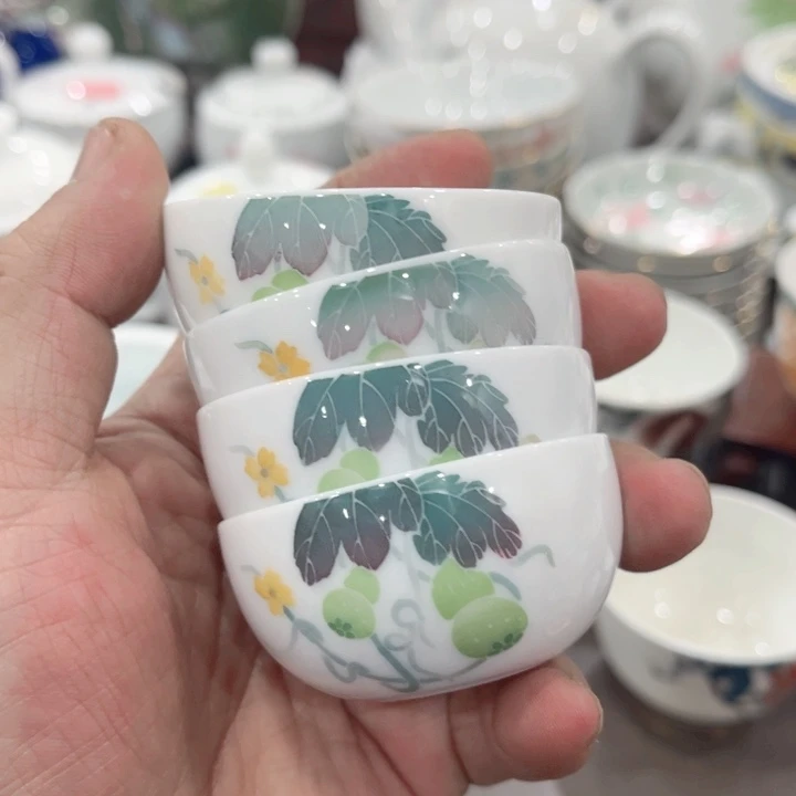 壶釉下五彩的瓷器和瓷器