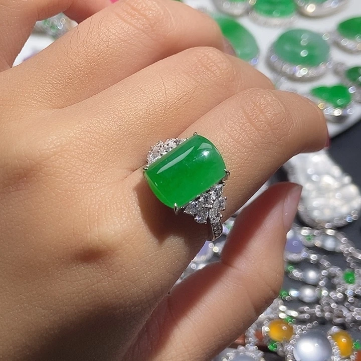 颈饰18K金镶嵌翡翠