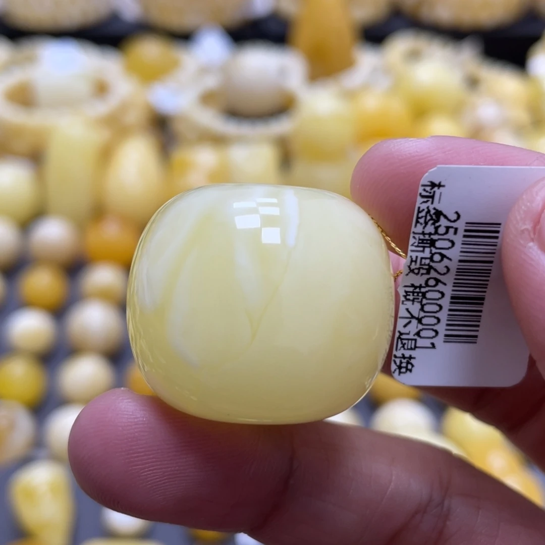 蜜蜡未镶嵌裸石28*24mm瑕疵款式