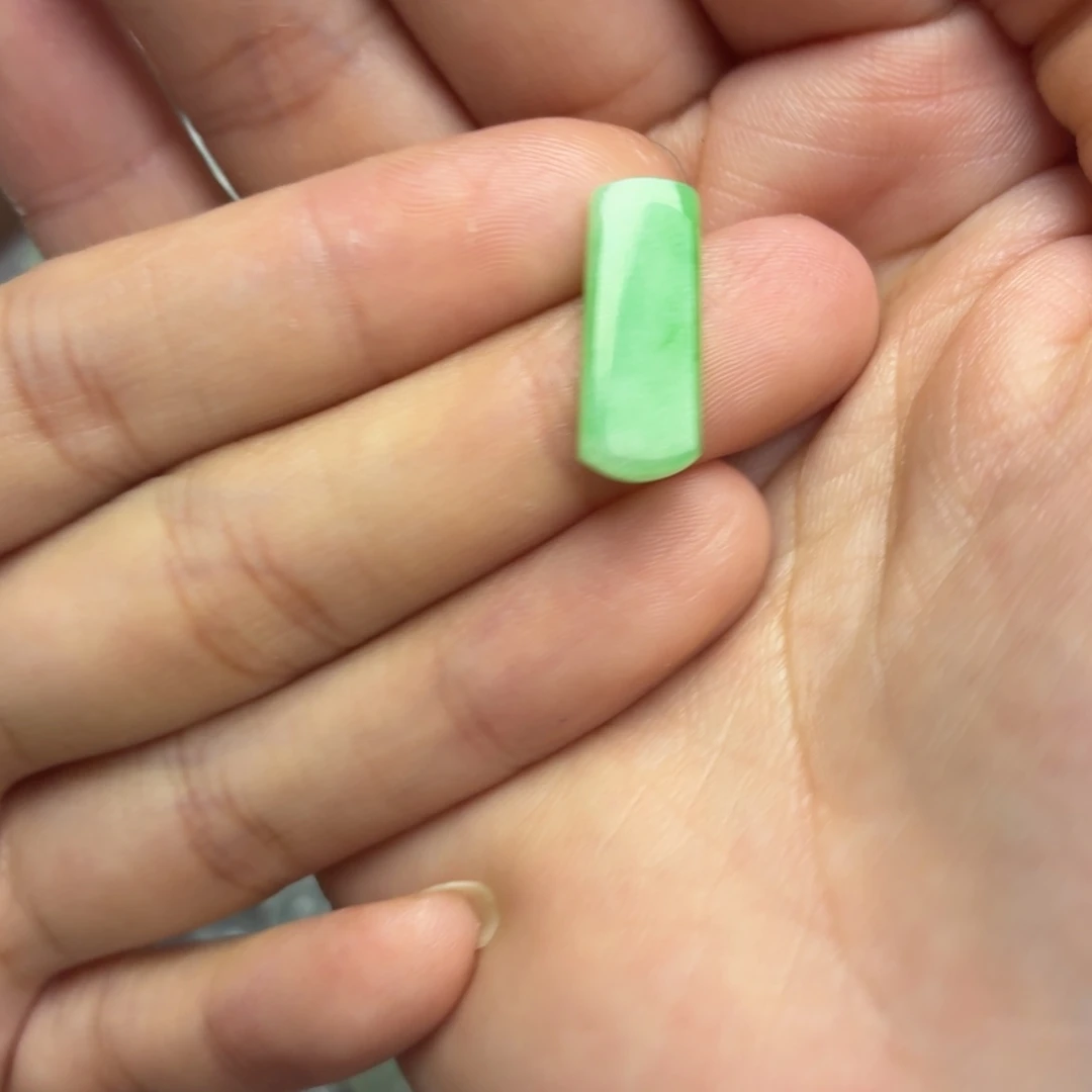 翡翠未镶嵌颈饰阳绿牌