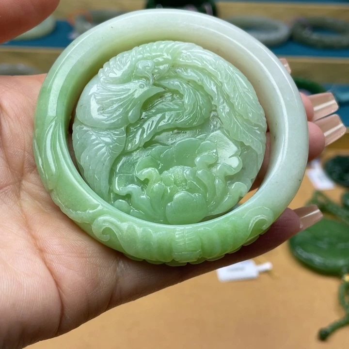 和田玉手镯59圈口。编号6未镶嵌