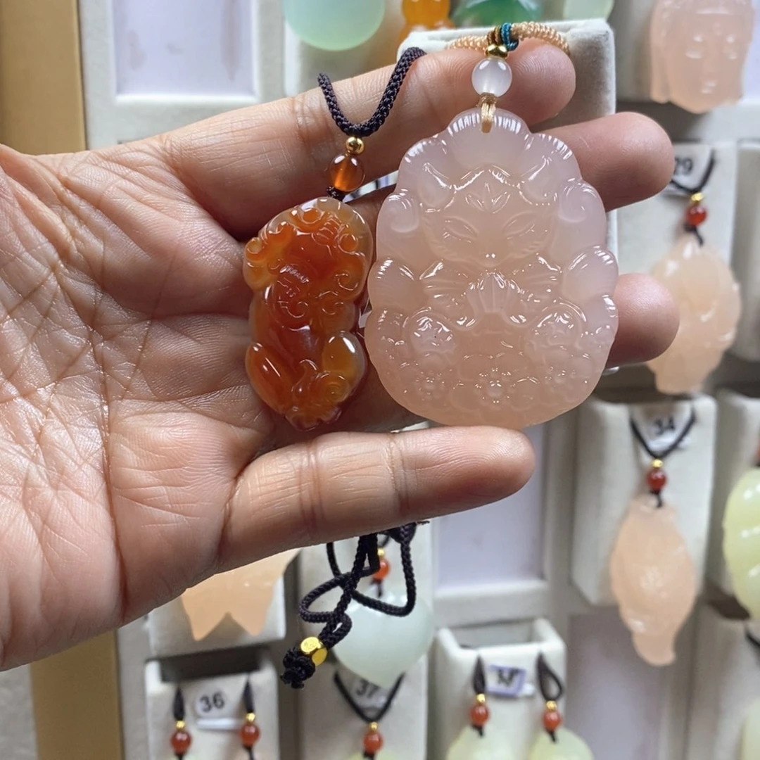 颈饰未镶嵌石英质玉（金丝玉）ঞ**