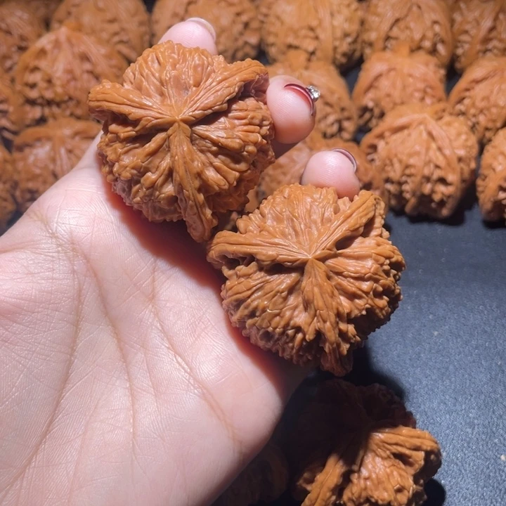 阳***了文玩核桃吊坠白狮子