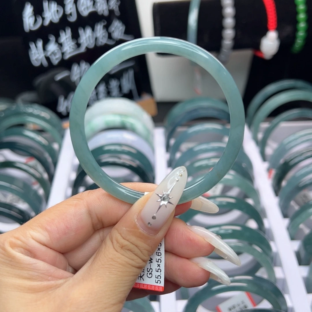 翡翠手镯未镶嵌翡翠
