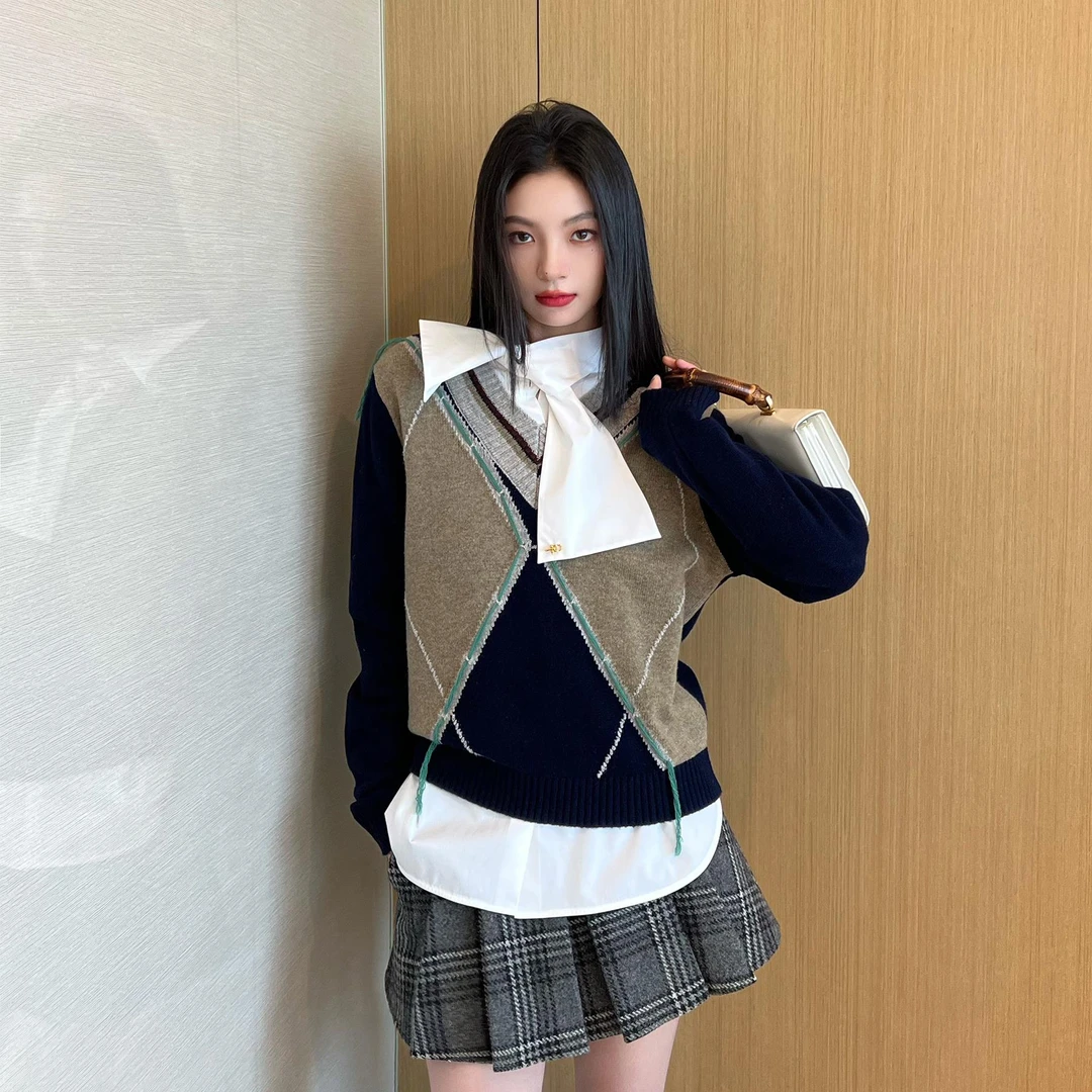 NancyCavally专柜款细腻亲肤荃羊毛 线条菱格嵌花撞色V领针织毛衣