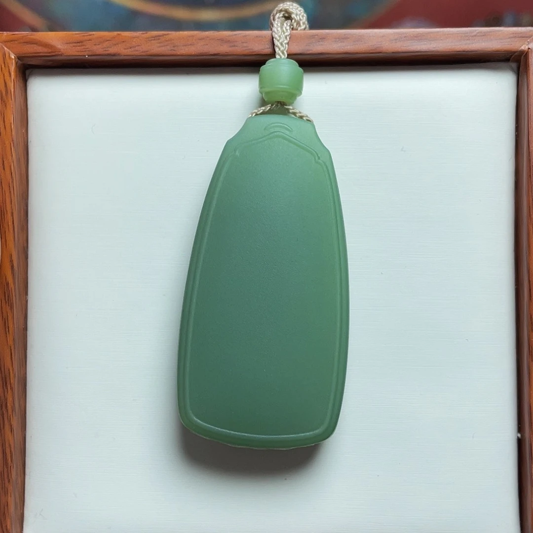 颈饰18K金镶嵌和田玉（碧玉）