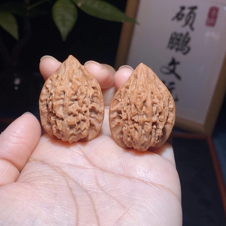 尖***肉文玩核桃吊坠十三陵鸡心