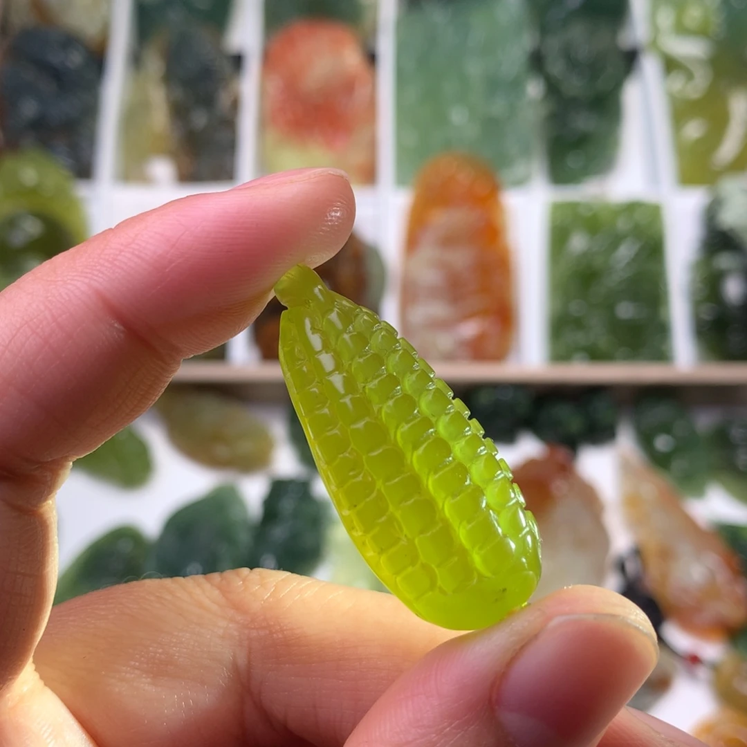 蛇纹石玉未镶嵌挂件玉米