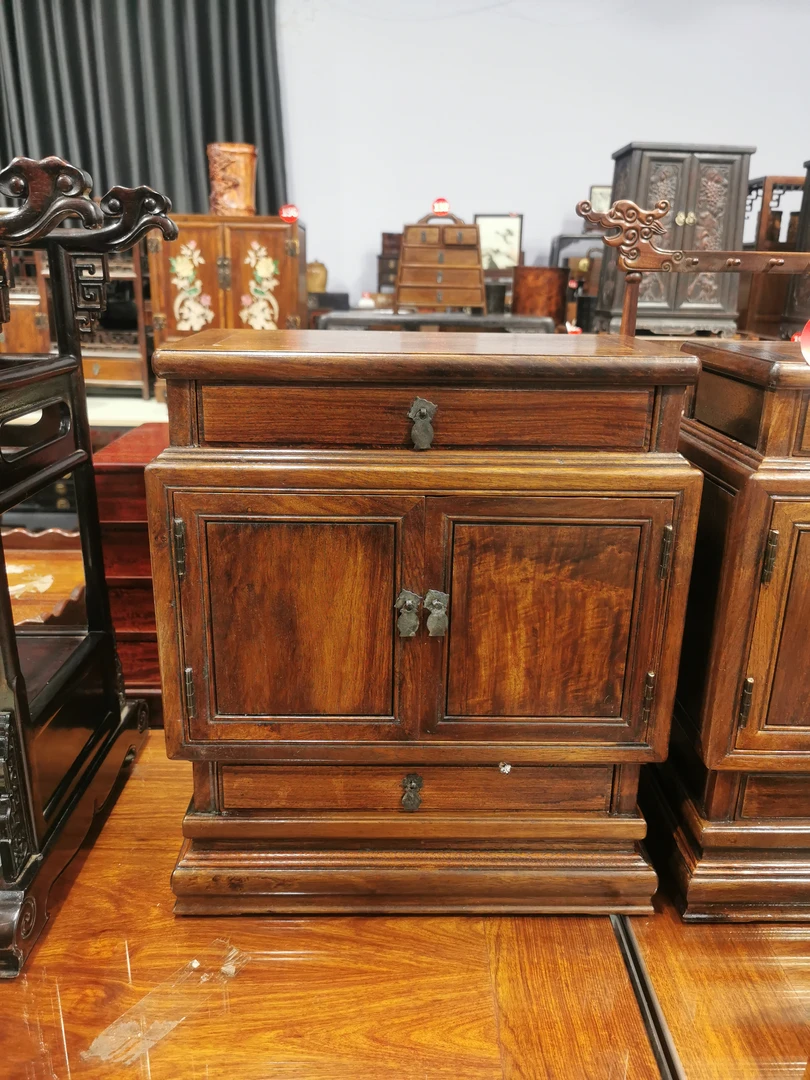 上下两抽屉对开门储物柜