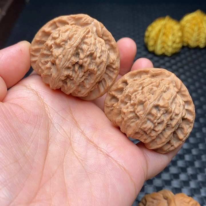 文玩核桃把件三角白43尺