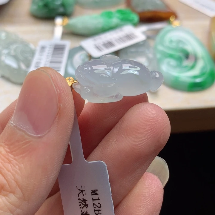 翡翠18K金镶嵌颈饰吊坠