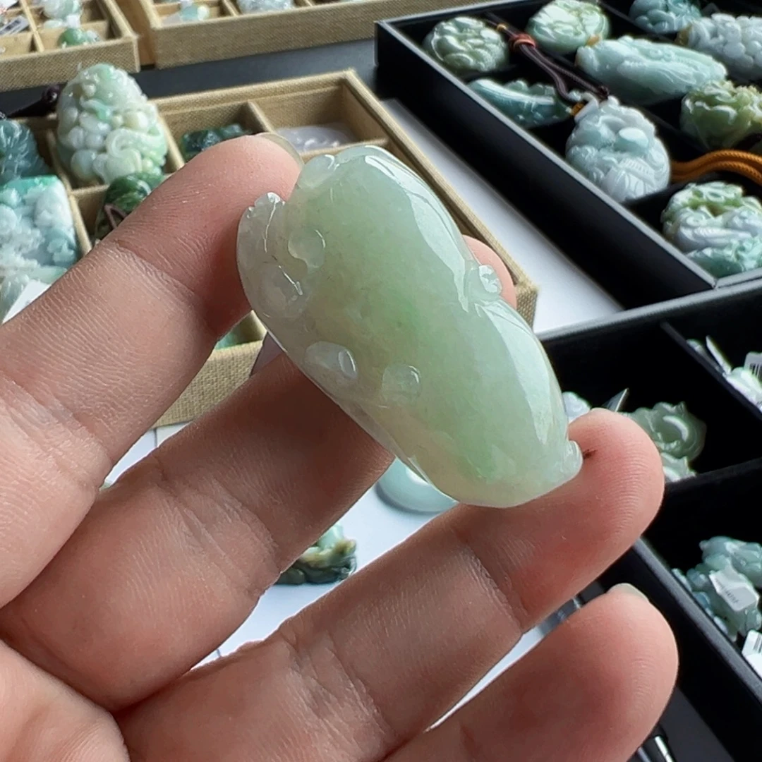 翡翠未镶嵌颈饰挂件