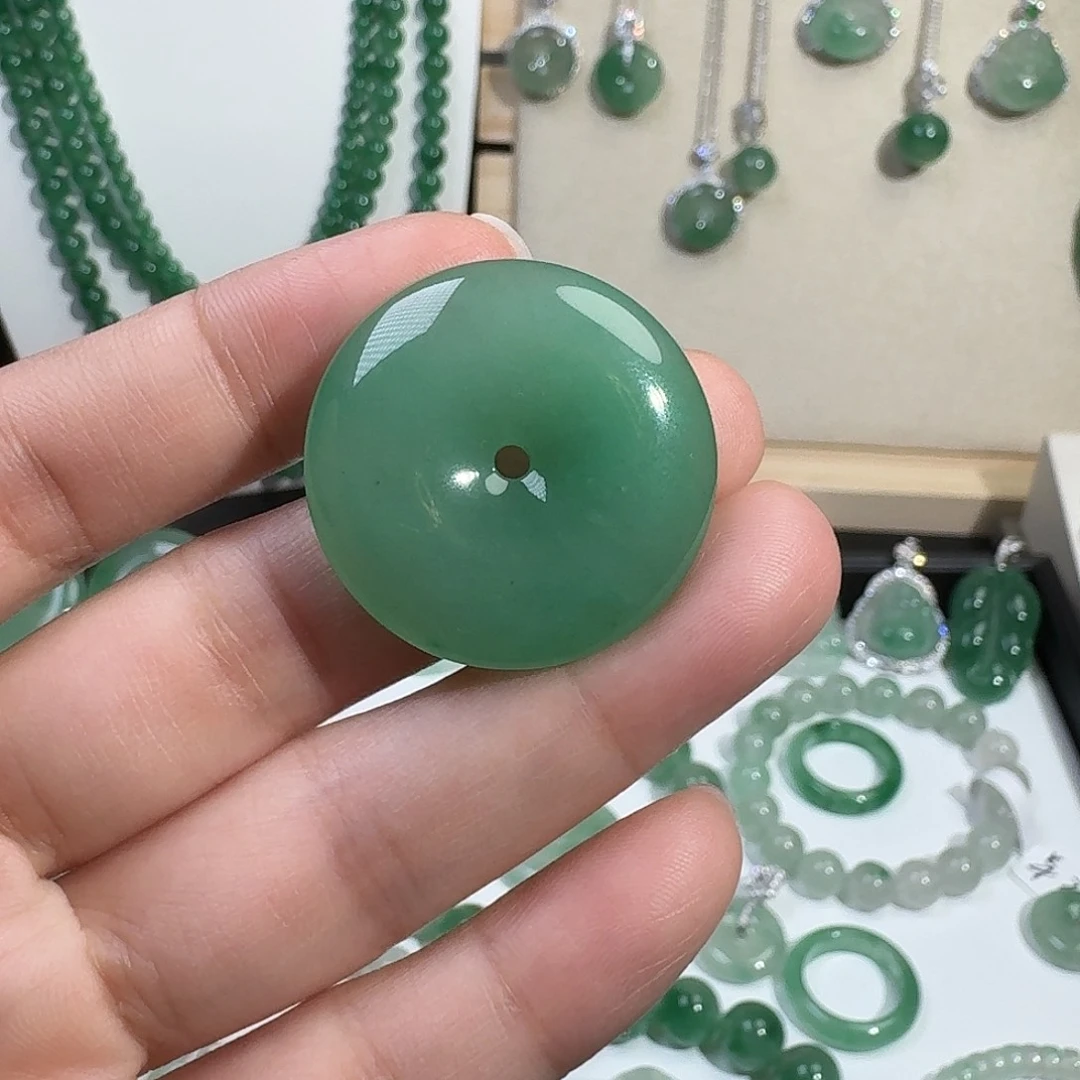 石英质玉（非洲翠）未镶嵌颈饰