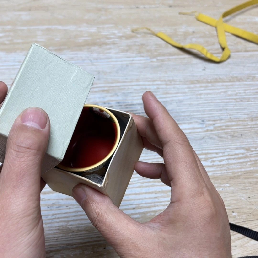 瓷片毎*?密密麻麻地排列着一个