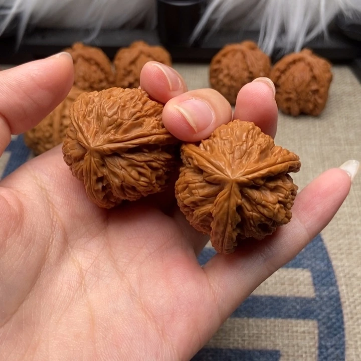 昨***雨文玩核桃吊坠白狮子