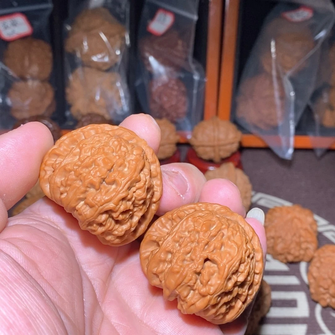 文***亮文玩核桃把件三角