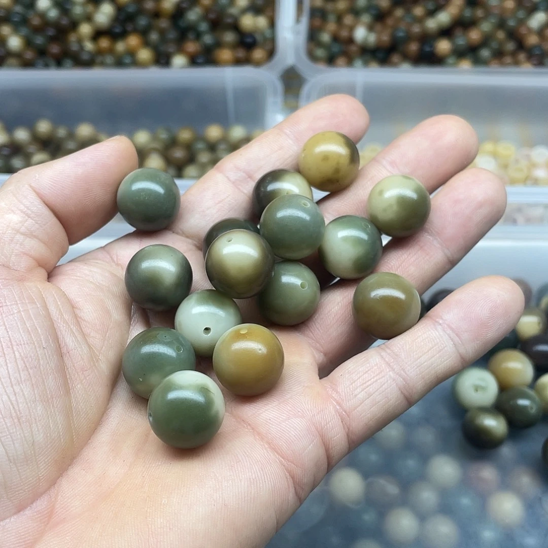 白玉菩提吊坠16.7微瑕绿飘花圆20颗