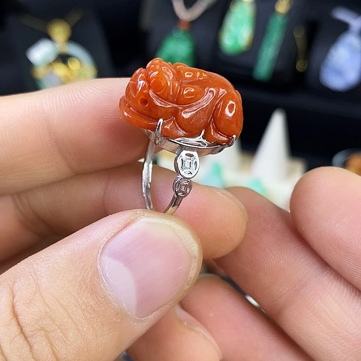 翡翠未镶嵌颈饰戒指