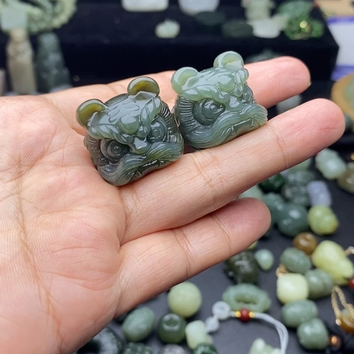 厚***福和田玉未镶嵌颈饰