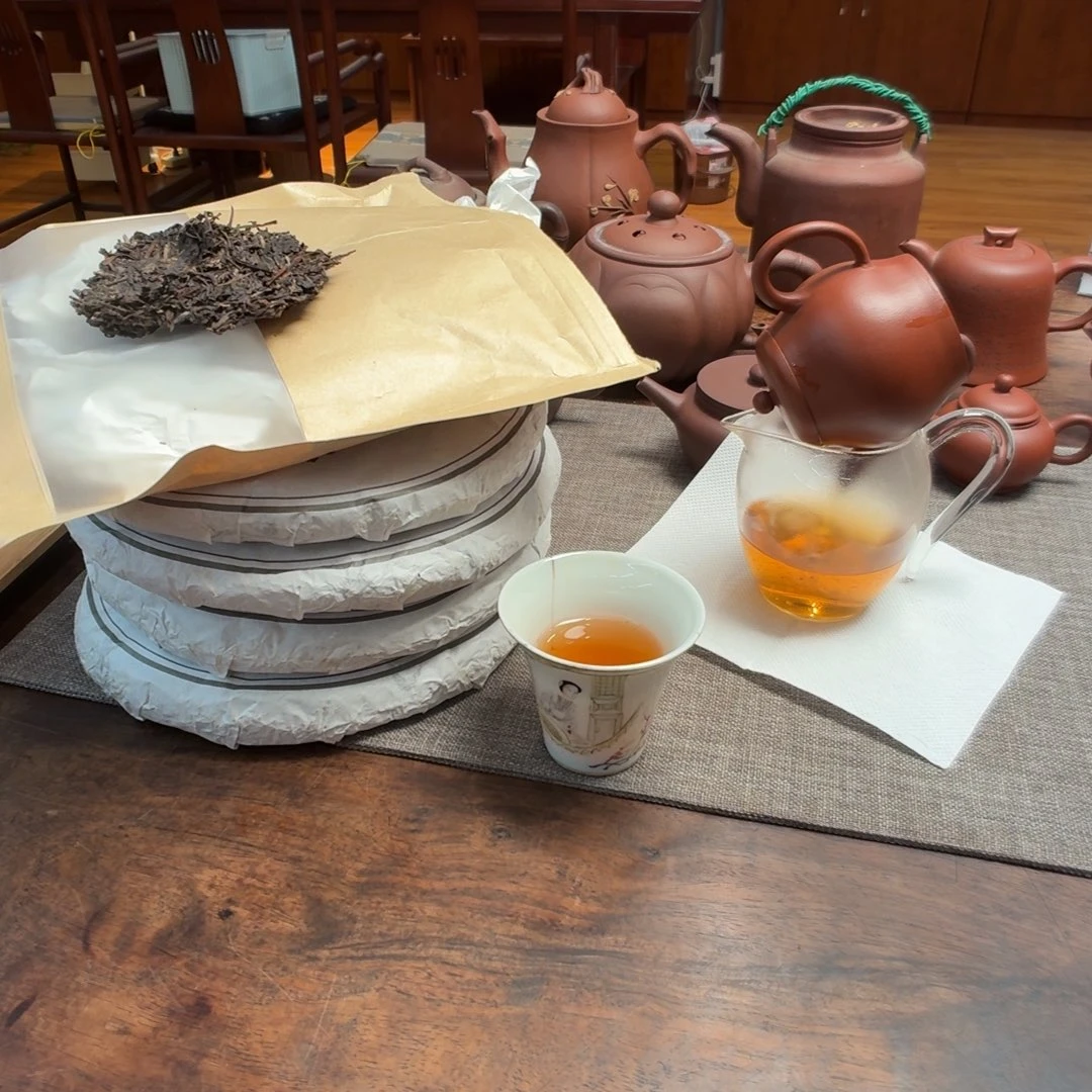 紫砂茶壶2006年巴大老茶 生普4饼
