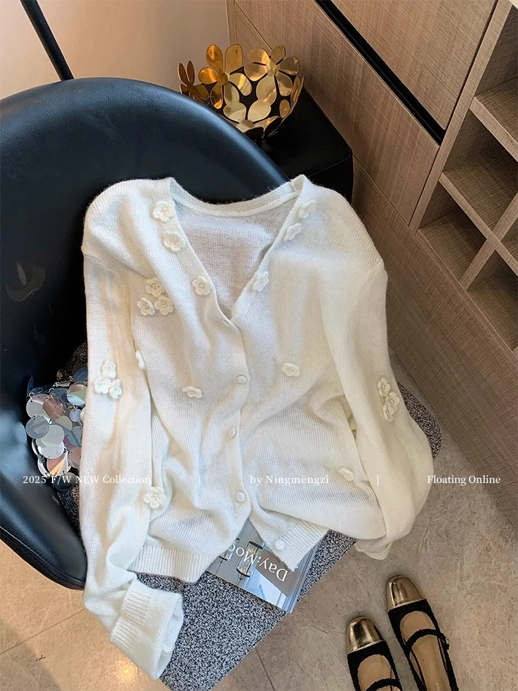 慵懒风白色花朵钉珠v领针织开衫女2025秋季新款法式气质软糯毛衣