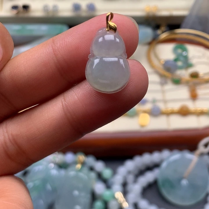 翡翠18K金镶嵌颈饰葫芦