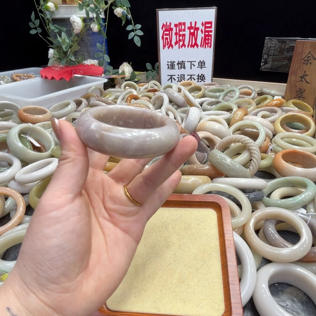 石英质玉手镯（圆镯）未镶嵌?**?