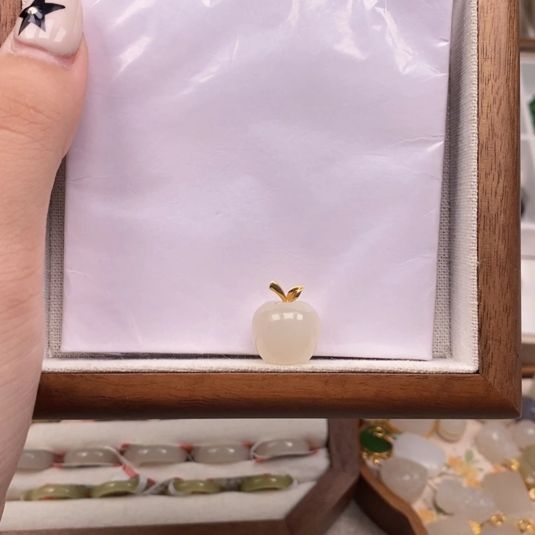 颈饰18K金镶嵌和田玉苹果