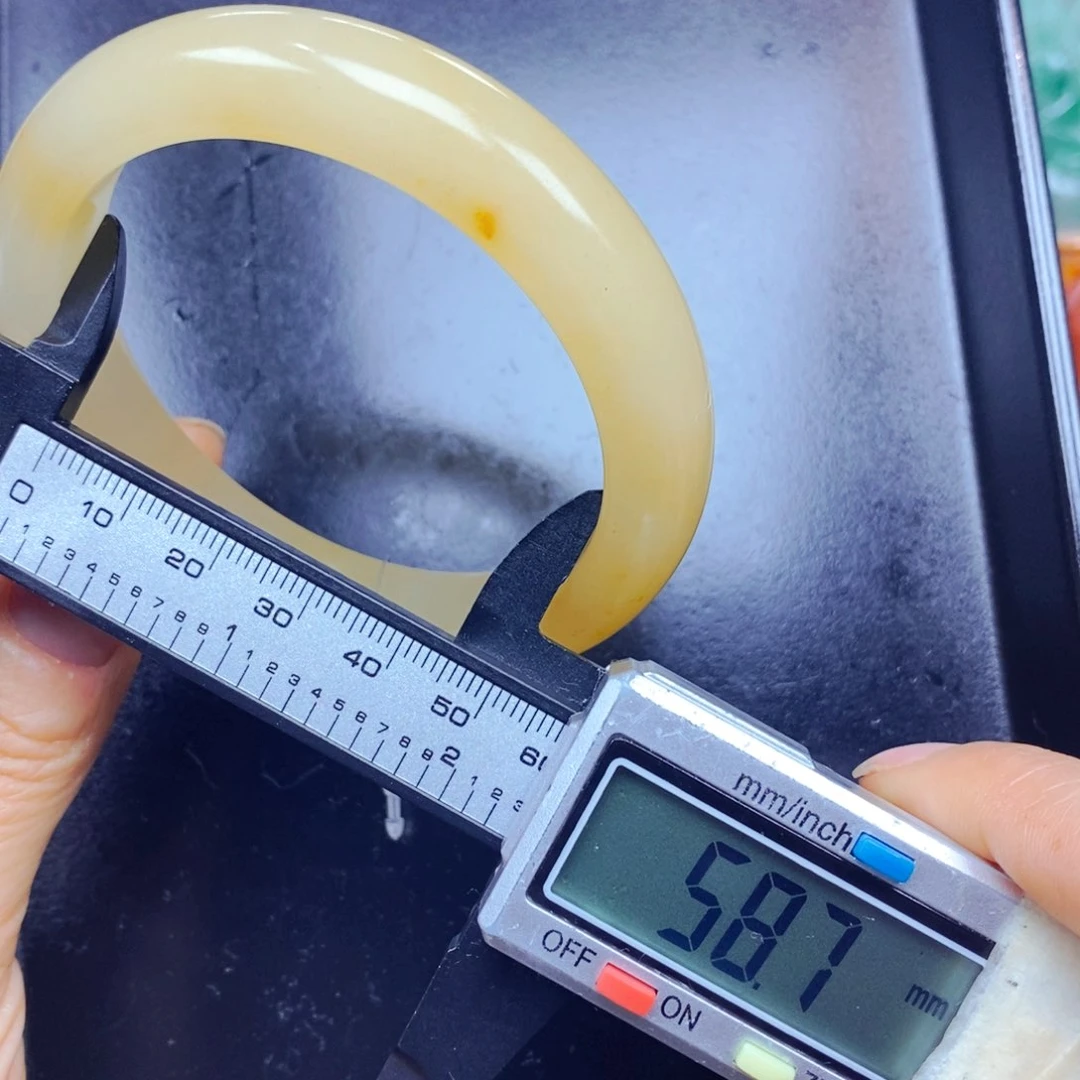 石英质玉（黄龙玉）未镶嵌颈饰