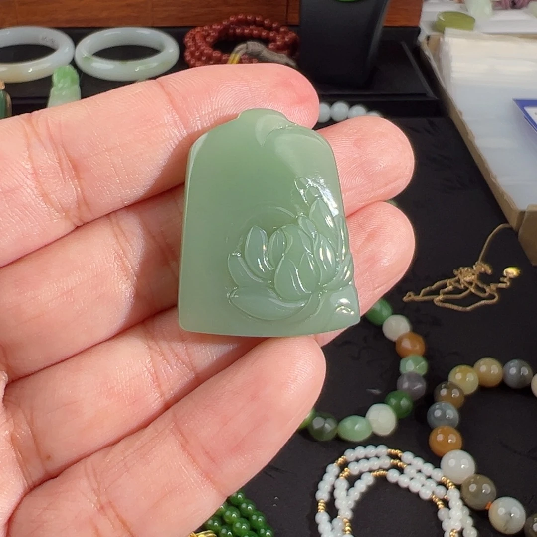 和田玉（碧玉）未镶嵌颈饰粉青无结构荷花牌