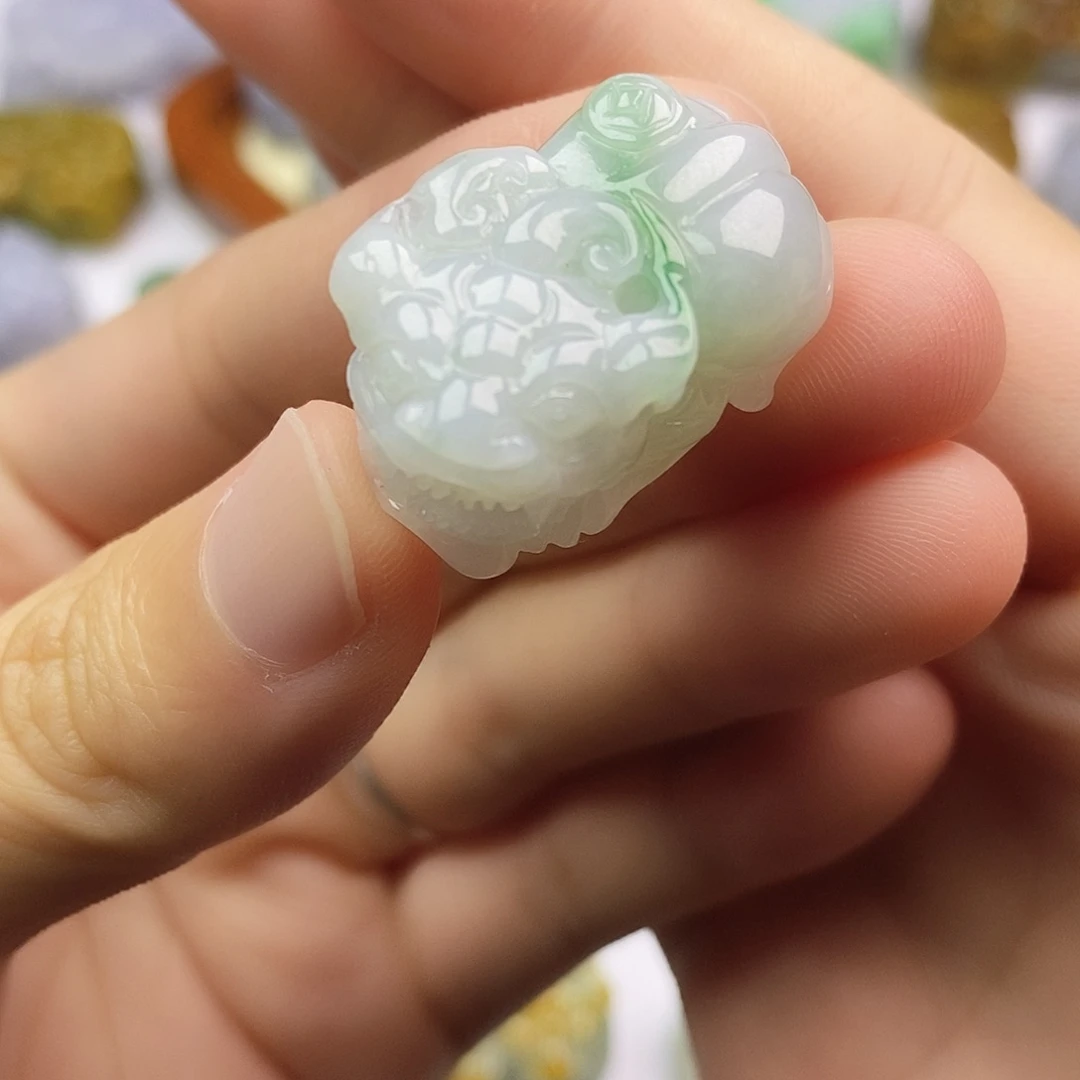 翡翠未镶嵌颈饰貔貅