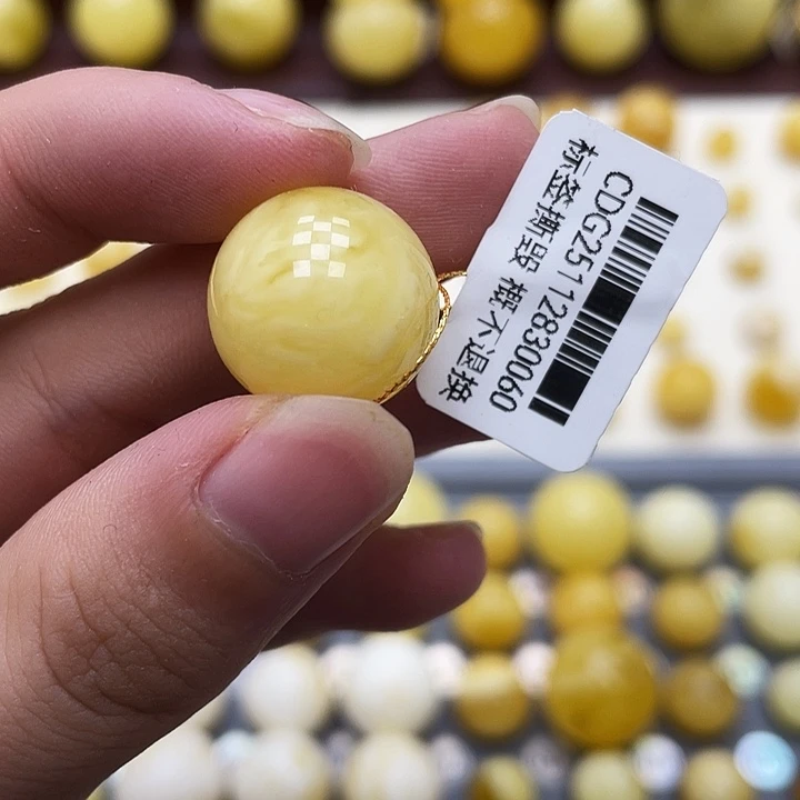 琥珀未镶嵌裸石16.6mm 瑕