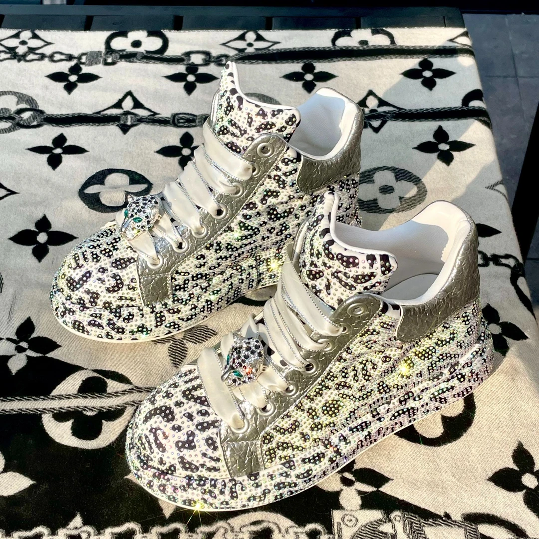 雪梨潮钻鞋2025秋新款高奢羊皮豹纹百搭透气潮流软底时尚德训满钻