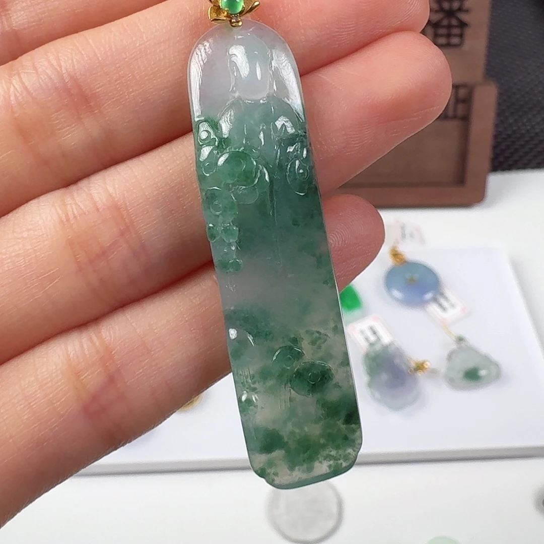 翡翠18K金镶嵌颈饰