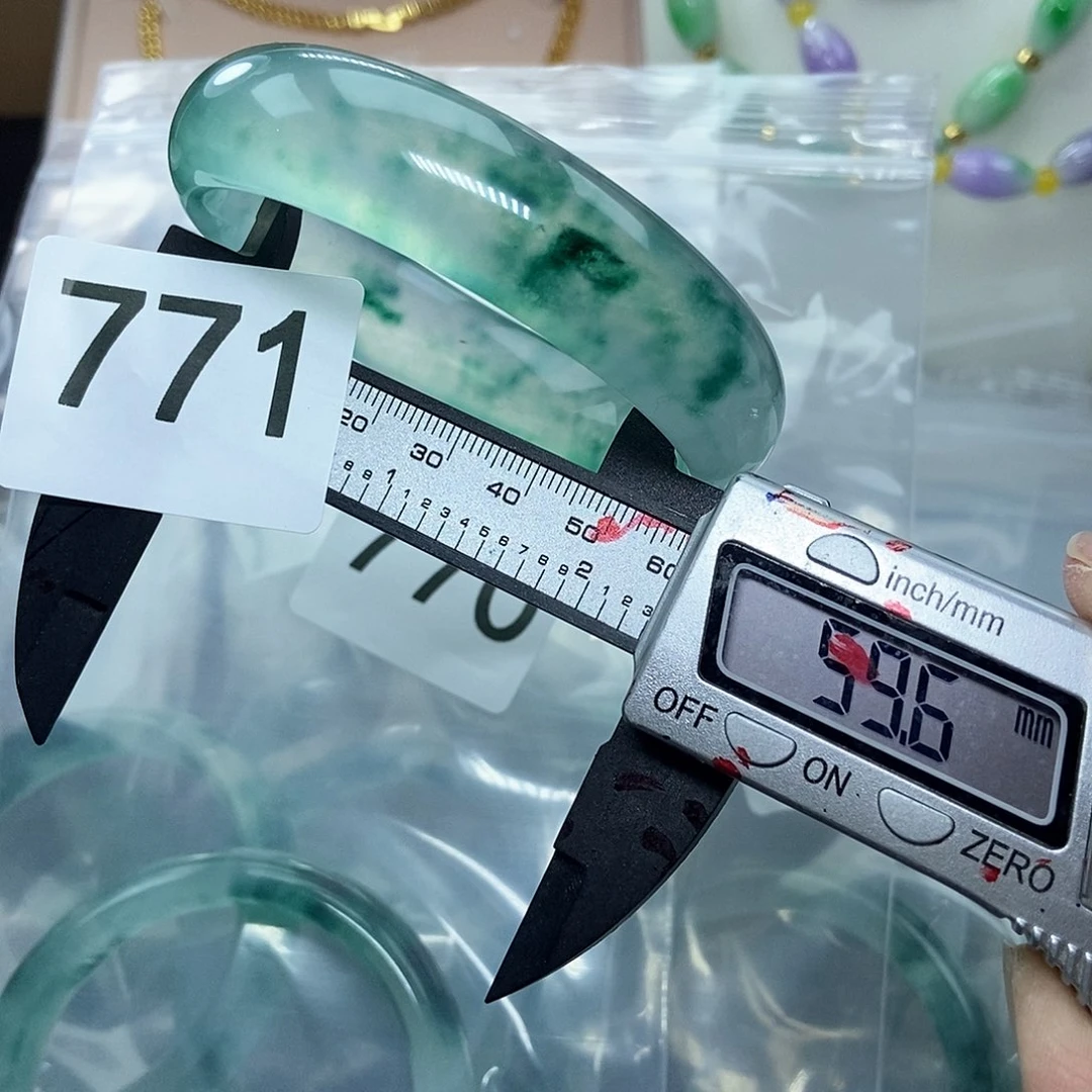 翡翠吊坠(赠链)未镶嵌