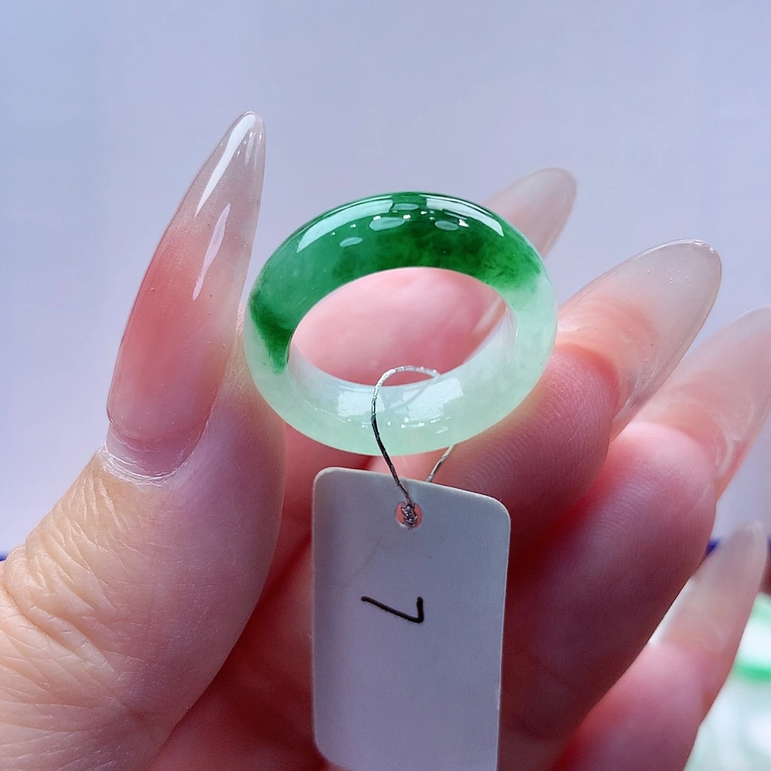 辣***儿翡翠未镶嵌戒指缅甸A货