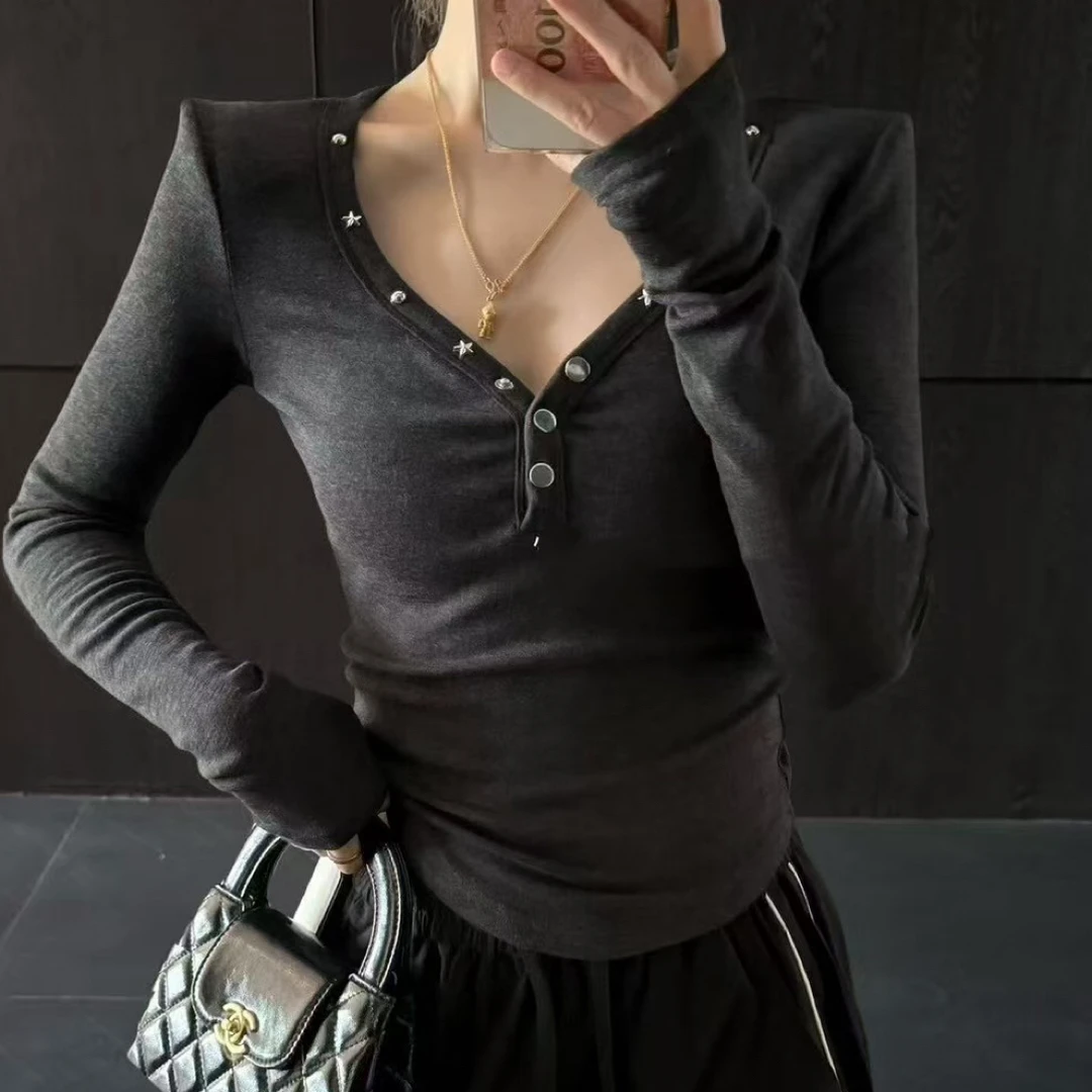 洁哥新品铆钉V领排扣显瘦上衣