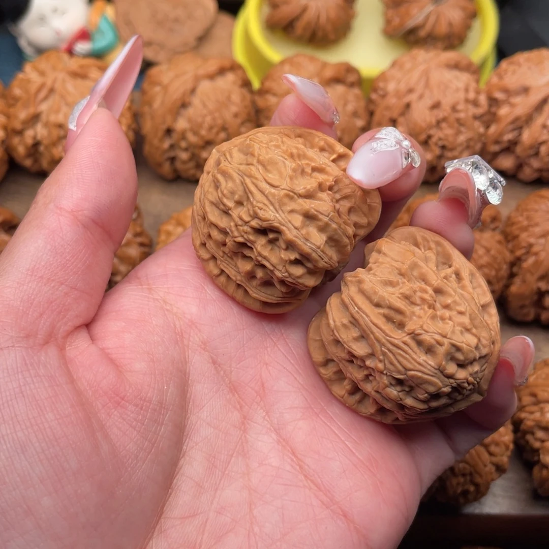 文玩核桃把件全品红皮三角白37.5