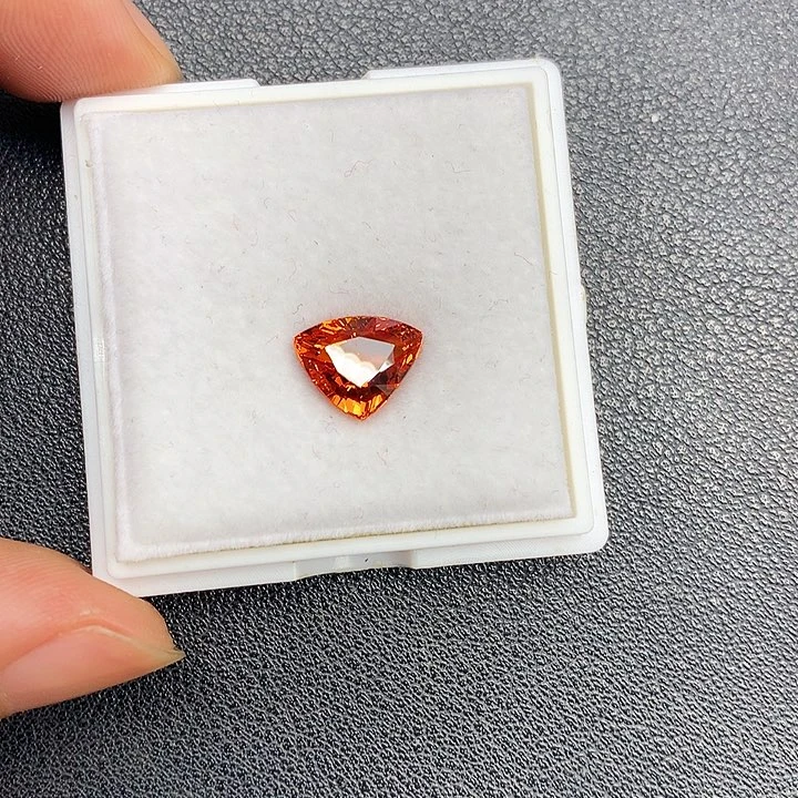 未镶嵌石榴石（芬达石）裸石3.73克拉