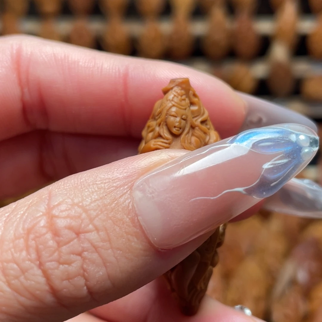 沈***生把件橄榄核兔子美女