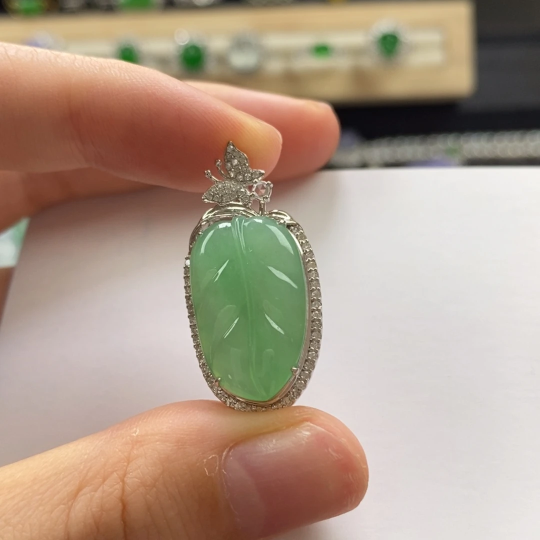 颈饰18K金镶嵌翡翠叶子