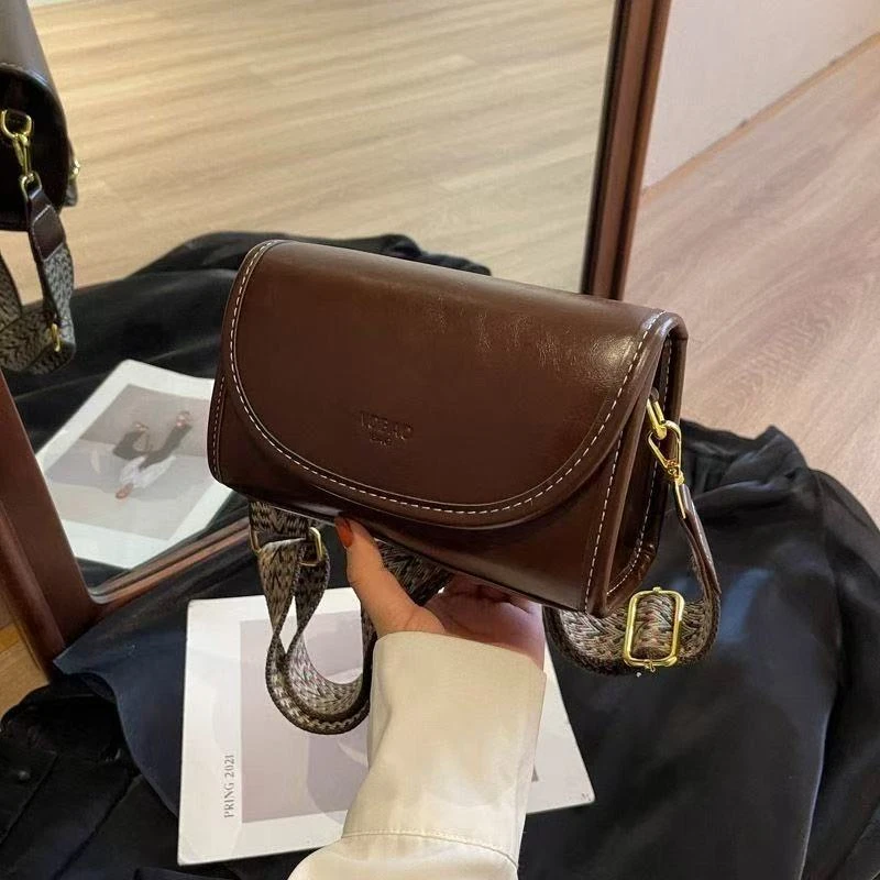 设计单肩斜挎包包2025新款复古潮包包女百搭宽肩带时尚小方包女士