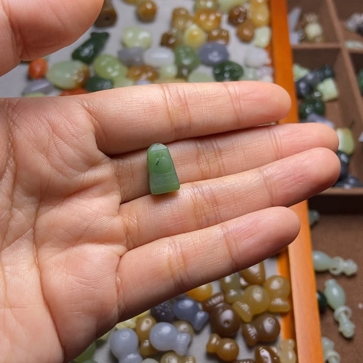 顾***_颈饰未镶嵌和田玉