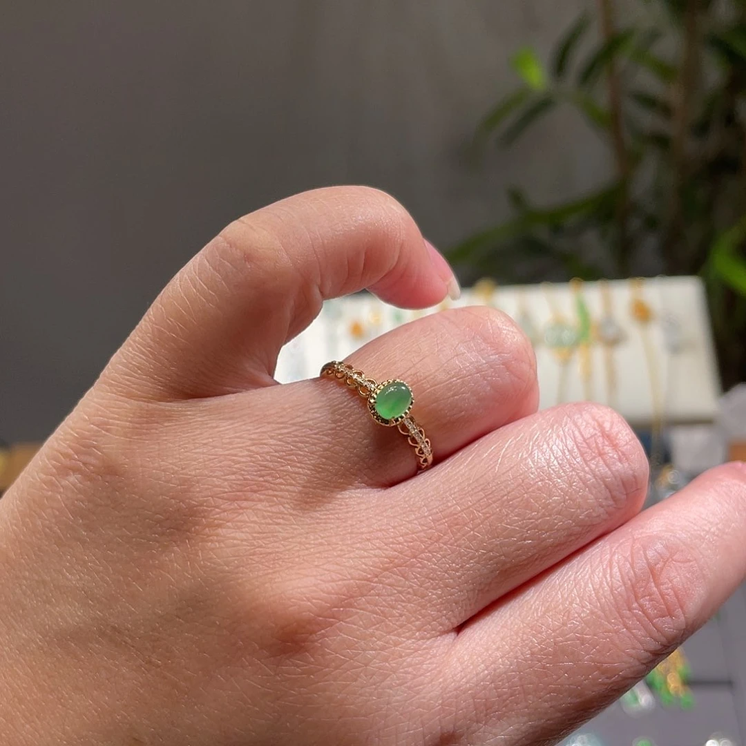 翡翠戒指18K金镶嵌冰甜绿蛋面
