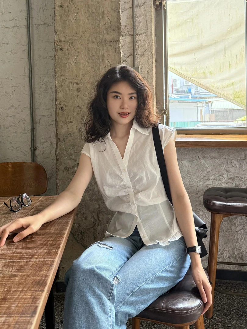 2025夏季新款清新甜美短袖衬衣女设计感褶皱系带上衣百搭牛仔裤