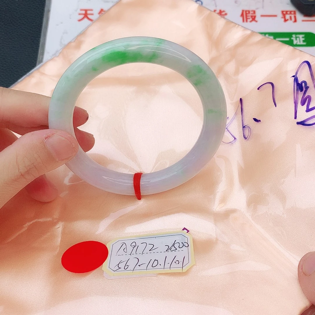 翡翠手镯未镶嵌翡翠