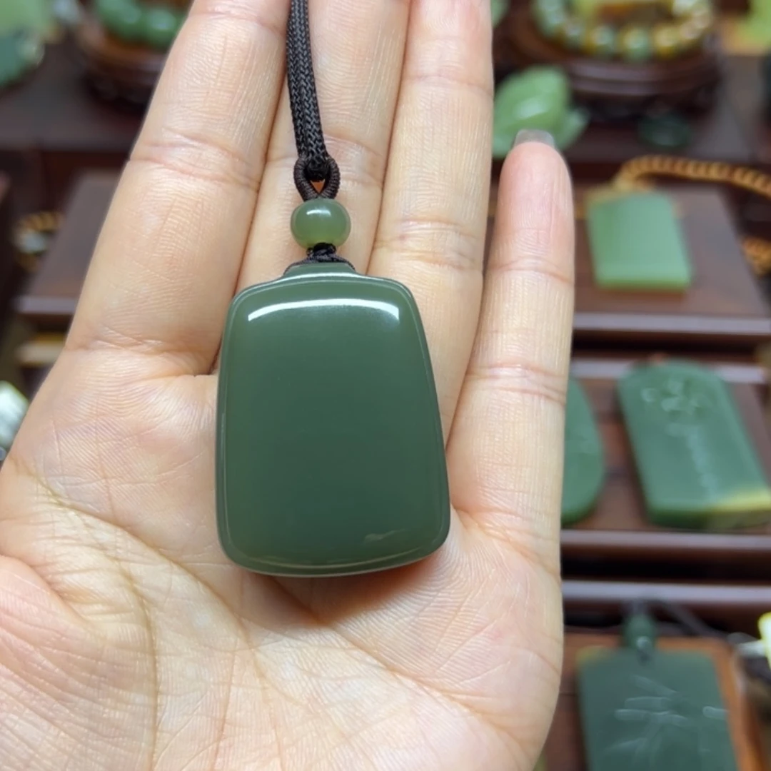 【闪购商品】颈饰未镶嵌岫岩老玉（透闪石质玉）幸**春
