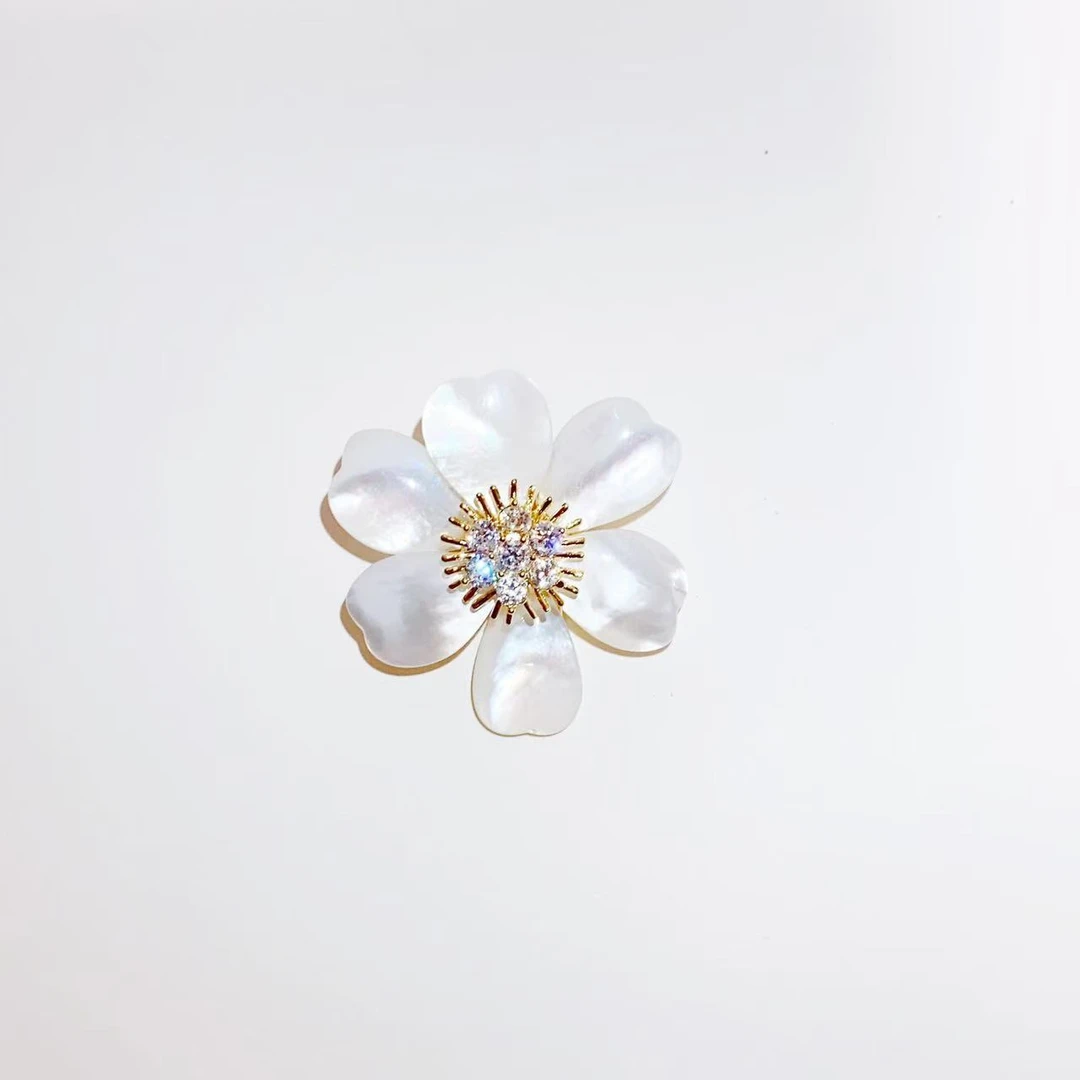 kasiya/卡思雅 铜合金贝壳胸针 轻奢时尚白贝六瓣花胸针