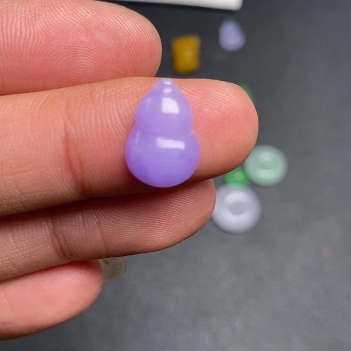 芒***果翡翠未镶嵌颈饰挂件